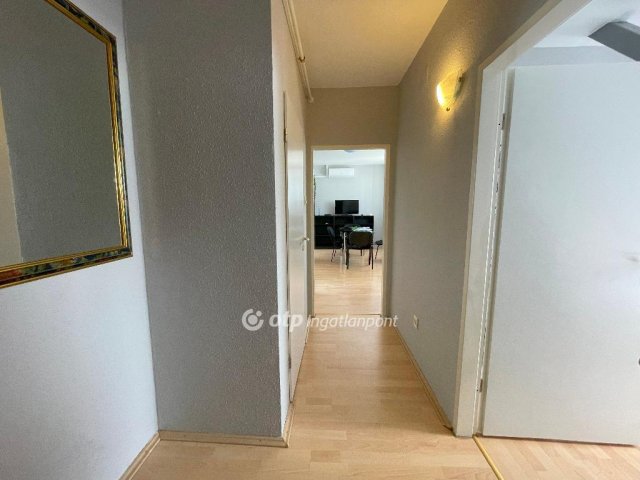 Eladó téglalakás, Siófokon 69 M Ft, 2 szobás