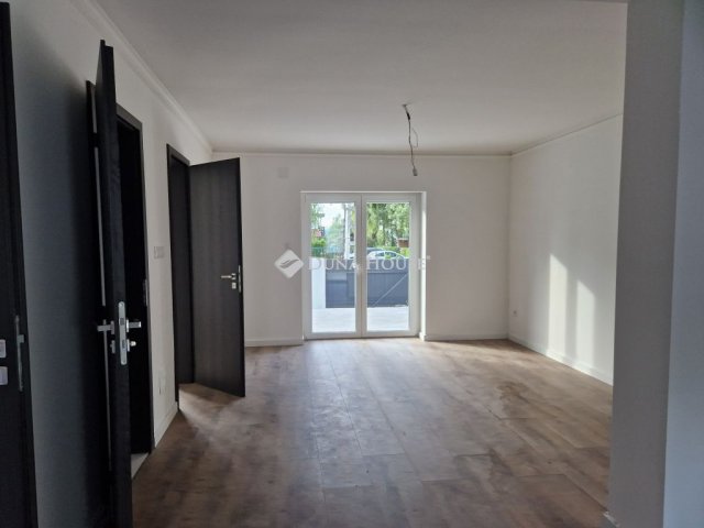 Eladó családi ház, Balatonszárszón 185 M Ft, 9 szobás