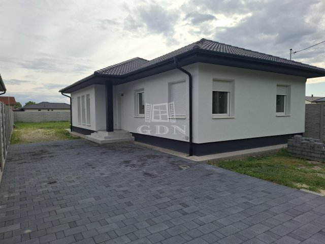 Eladó családi ház, Bugyin 89.9 M Ft, 5 szobás