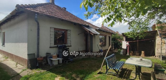 Eladó családi ház, Ajkán 30 M Ft, 3 szobás
