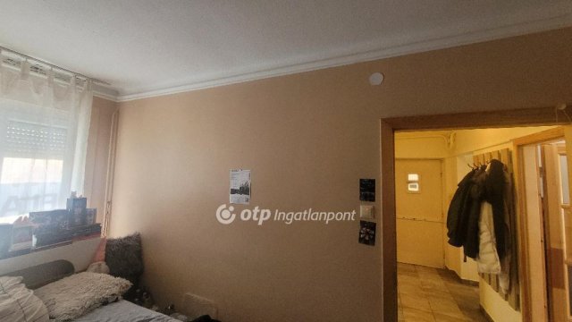 Eladó téglalakás, Jászberényben 36.5 M Ft, 2+1 szobás