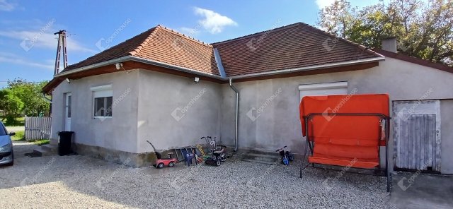 Eladó családi ház, Nagykapornakon 39.99 M Ft, 3 szobás