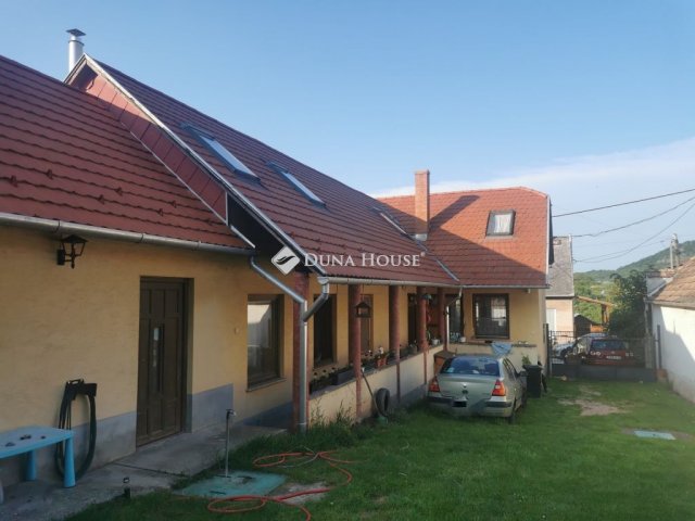 Eladó családi ház, Dunaszentmiklóson 60 M Ft, 6 szobás