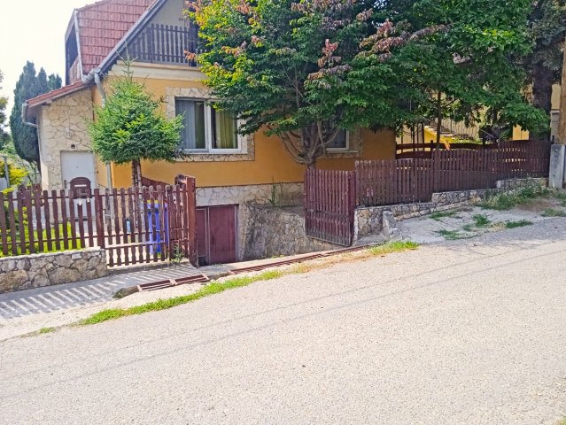 Eladó családi ház, Pécelen 89.5 M Ft, 5 szobás