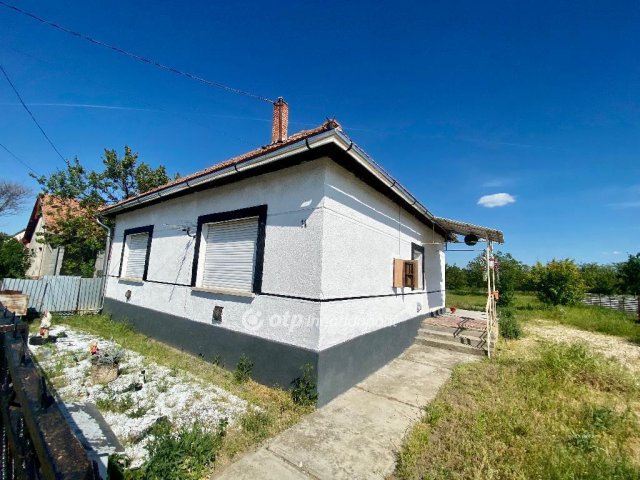 Eladó családi ház, Jászfényszarun 26.99 M Ft, 2 szobás