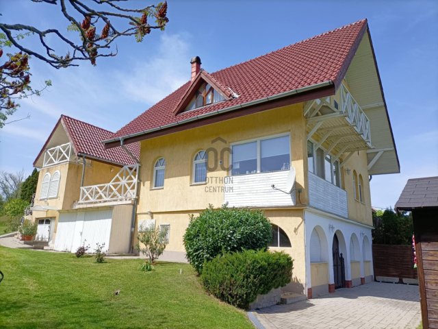 Eladó családi ház, Kőröshegyen 259.9 M Ft, 10 szobás