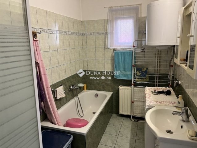 Eladó családi ház, Pécsett 81.5 M Ft, 2 szobás