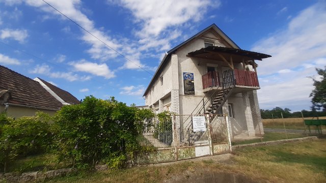 Eladó családi ház, Ácson, Győri utcában 56 M Ft, 6+1 szobás