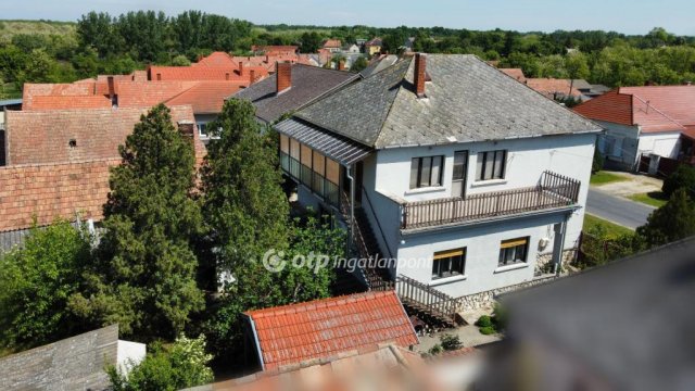 Eladó családi ház, Marcaltőn 31.9 M Ft, 5 szobás