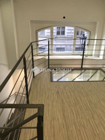 Eladó üzlethelyiség, Budapesten, V. kerületben, Váci utcában