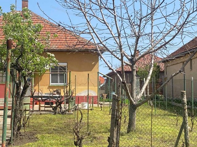 Eladó családi ház, Szolnokon 24 M Ft, 2 szobás