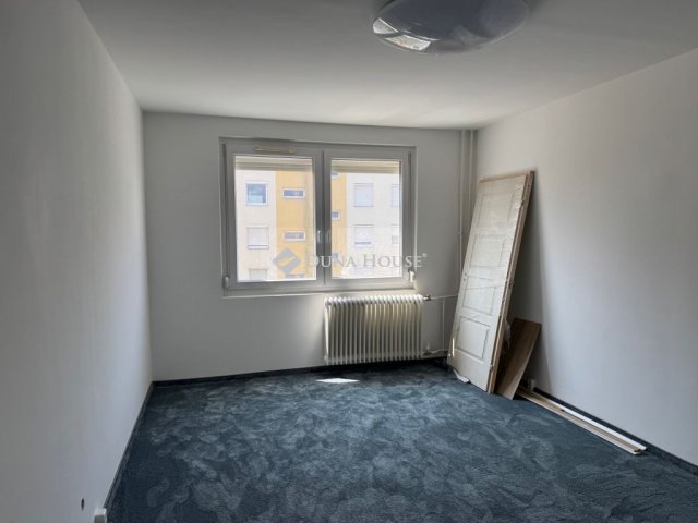 Eladó panellakás, Debrecenben 52.9 M Ft, 3 szobás