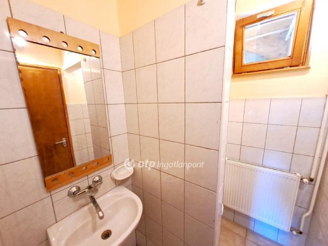 Eladó családi ház, Szolnokon 95 M Ft, 9 szobás