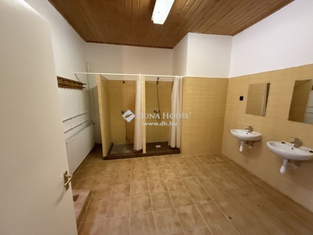 Eladó ipari ingatlan, Cegléden 120 M Ft / költözzbe.hu