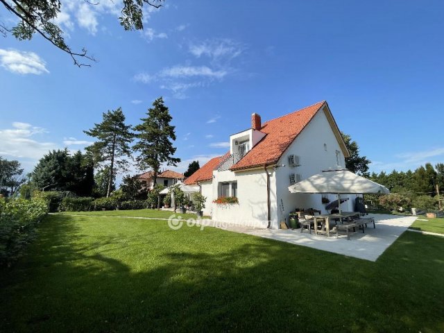 Eladó családi ház, Balatonbogláron 424.2 M Ft, 12 szobás
