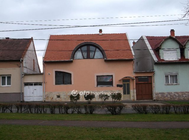 Eladó családi ház, Gyöngyösön 120 M Ft, 4 szobás