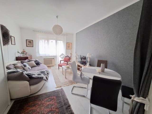 Kiadó téglalakás, albérlet, Pécsett 180 E Ft / hó, 2 szobás
