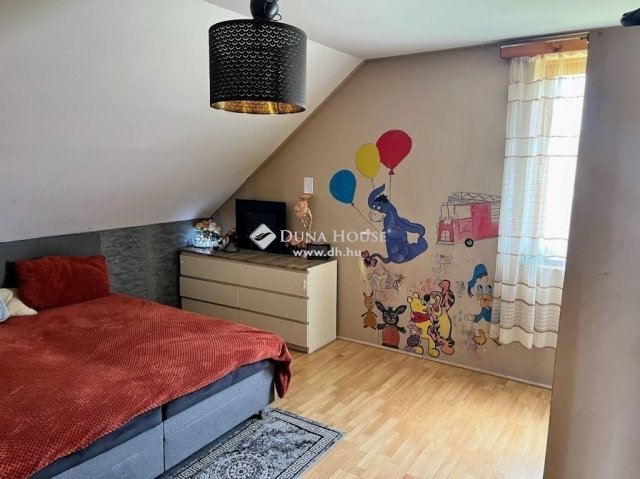 Eladó családi ház, Pécsett 89 M Ft, 6 szobás