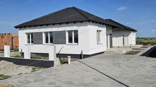 Eladó ikerház, Jászberényben 78 M Ft, 4 szobás
