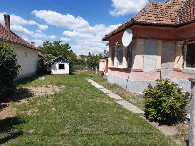 Eladó családi ház, Erken 6.9 M Ft, 2+1 szobás