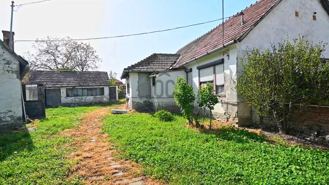 Eladó családi ház, Decsen 8.5 M Ft, 3 szobás