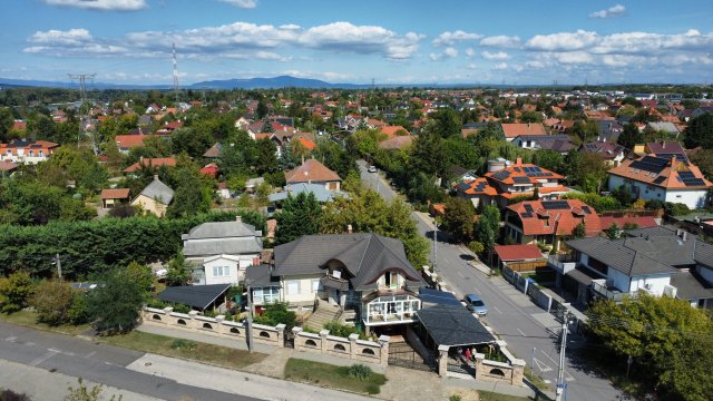 Eladó családi ház, Dunakeszin, Liget utcában 230 M Ft, 7 szobás