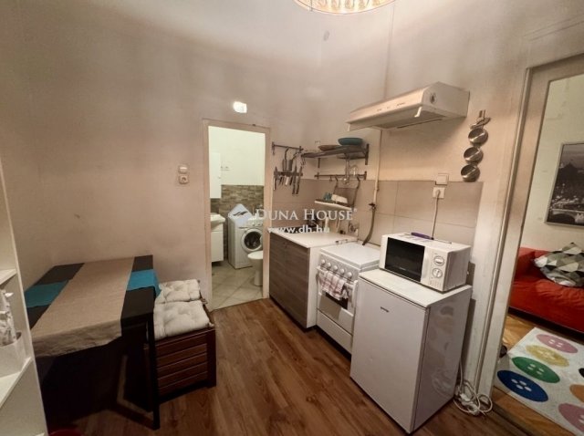 Eladó téglalakás, Budapesten, VI. kerületben 51 M Ft, 1 szobás