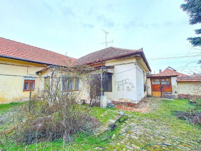 Eladó családi ház, Cegléden 39 M Ft, 5+1 szobás