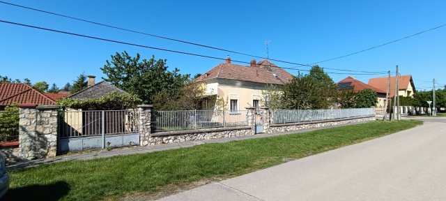 Eladó családi ház, Pápán 29.9 M Ft, 2 szobás
