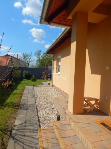 Eladó családi ház, Vonyarcvashegyen 125 M Ft, 1+2 szobás