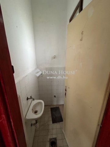 Eladó családi ház, Szigetszentmiklóson 85 M Ft, 9 szobás