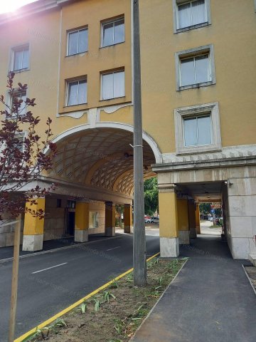 Eladó családi ház, Oroszlányban 360 M Ft, 27 szobás