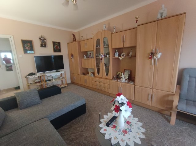 Eladó téglalakás, Komlón, Függetlenség utcában 22.5 M Ft