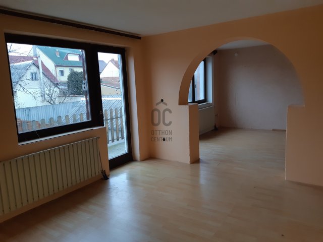 Eladó téglalakás, Egerben 38.9 M Ft, 6 szobás