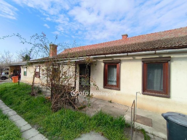 Eladó családi ház, Mezőtúron 27 M Ft, 1+2 szobás