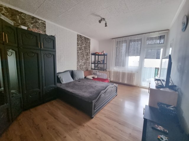 Eladó téglalakás, Oroszlányban 30 M Ft, 3 szobás