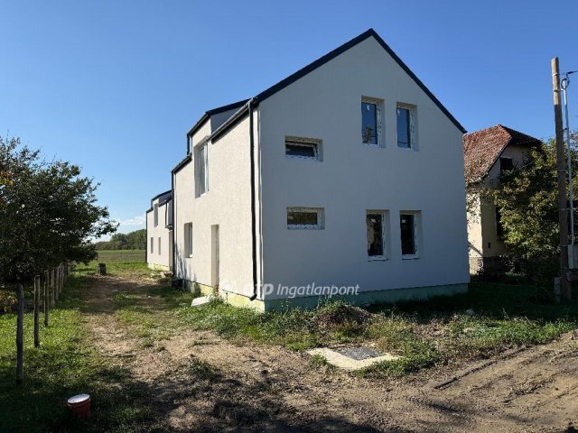 Eladó ikerház, Szigetszentmártonban 81.9 M Ft, 5 szobás