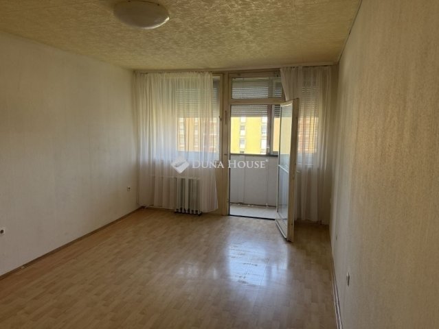 Eladó panellakás, Pécsett 39.99 M Ft, 2 szobás