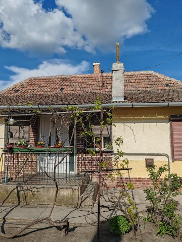 Eladó családi ház, Jászladányon 9 M Ft, 2 szobás