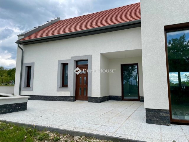 Eladó ikerház, Balatonfüreden 239 M Ft, 5 szobás