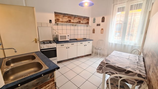Kiadó téglalakás, albérlet, Pécsett 150 E Ft / hó, 1 szobás