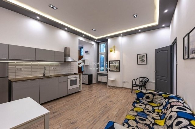 Eladó téglalakás, Budapesten, VI. kerületben 62.9 M Ft, 2 szobás