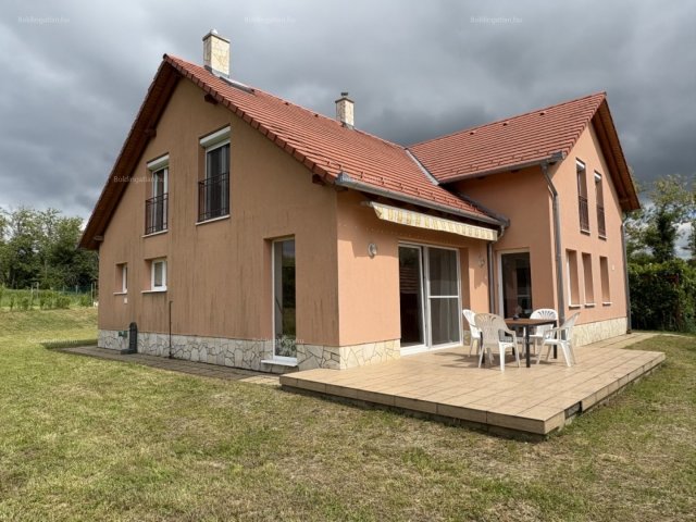 Eladó családi ház, Zengővárkonyon 105000 M Ft, 5 szobás