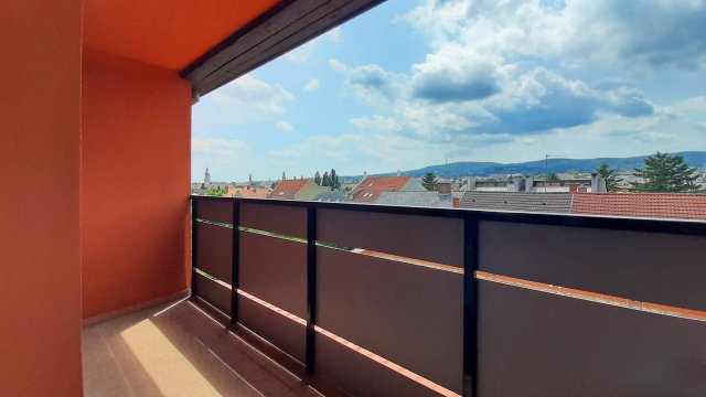 Eladó családi ház, Sopronban 150 M Ft, 10 szobás