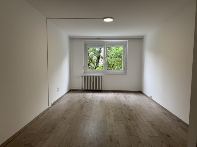 Eladó panellakás, Veszprémben 39.9 M Ft, 2 szobás