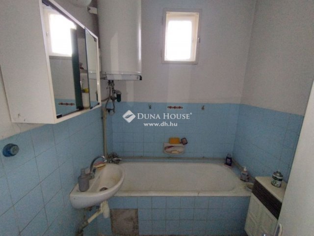 Eladó családi ház, Neszmélyen 29.99 M Ft, 2 szobás
