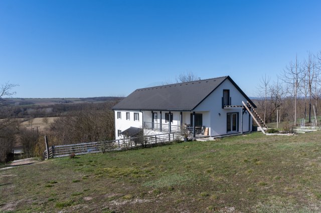 Eladó családi ház, Tabajdon 139.9 M Ft, 7 szobás