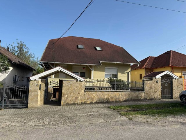 Eladó családi ház, Százhalombattán 124.9 M Ft, 5+1 szobás