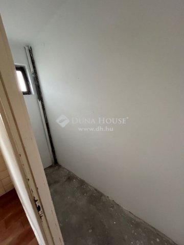 Eladó családi ház, Szigetszentmiklóson 85 M Ft, 9 szobás