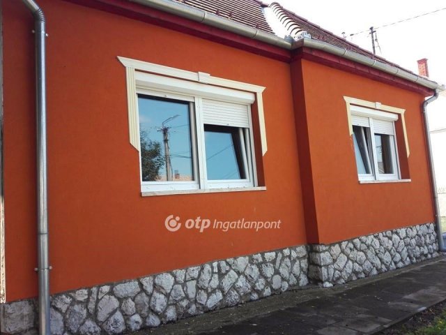 Eladó családi ház, Dombóváron 24.5 M Ft, 2 szobás
